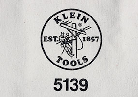白いキャンバスに映えるKleinTooksのロゴ